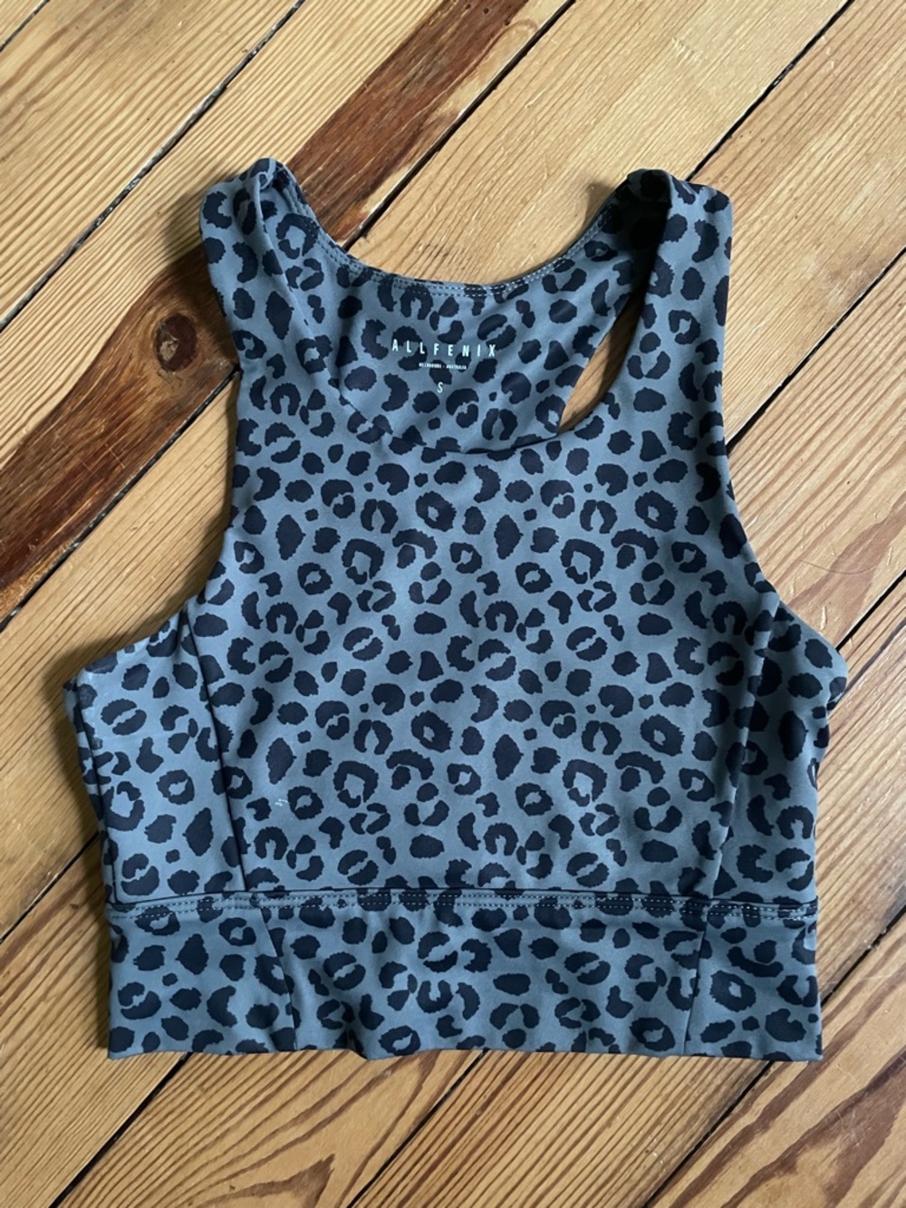 Allfenix Grey Leopard Print High-Neck Crop Top